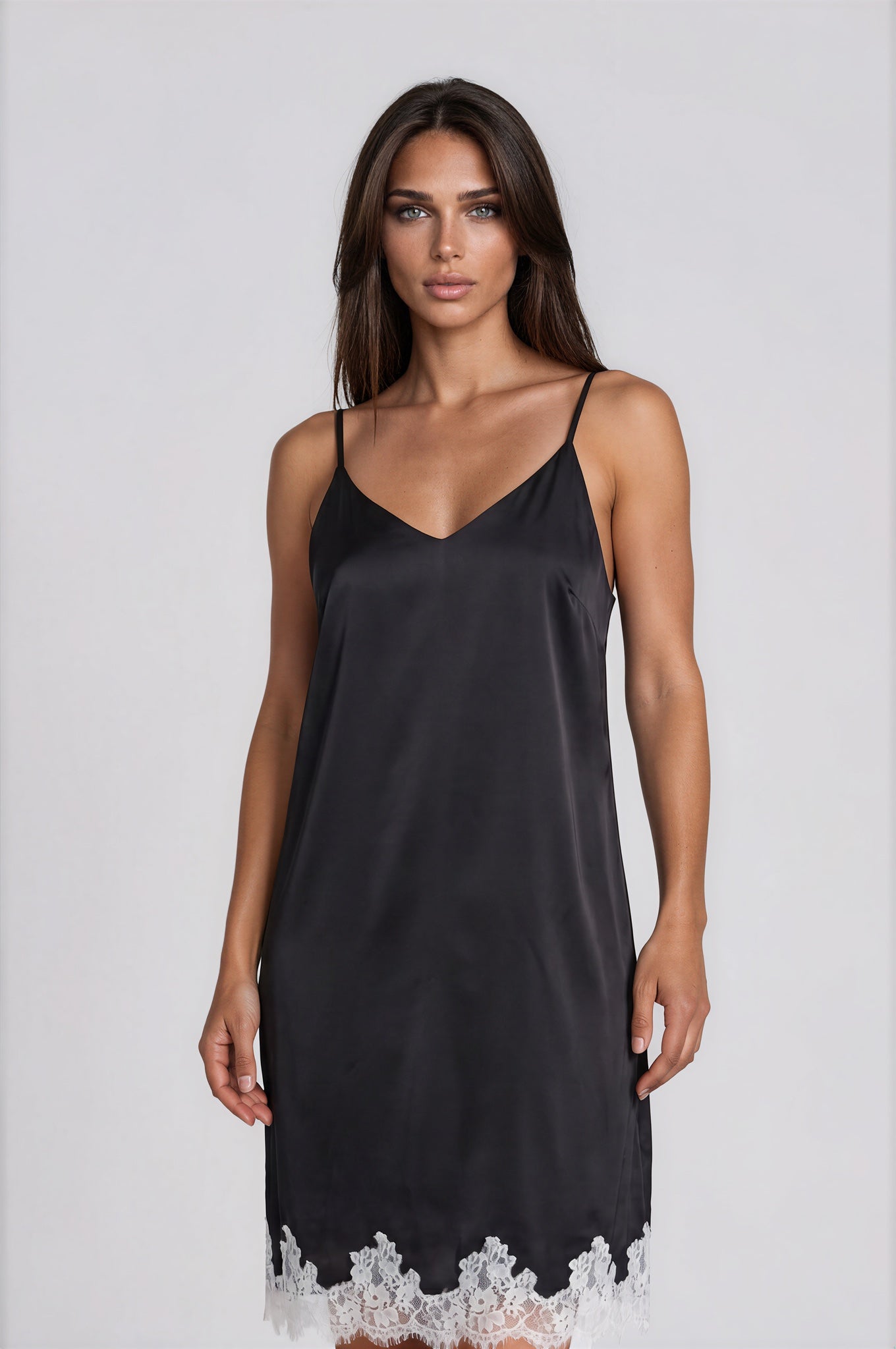 LUNA Vestido Midi Satinado Negro con Encaje Elegante