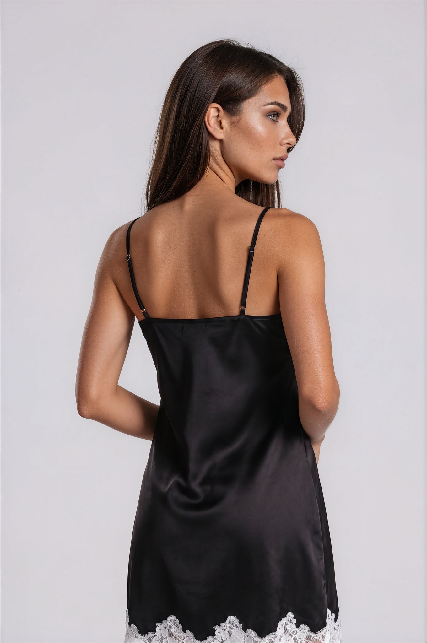 LUNA Vestido Midi Satinado Negro con Encaje Elegante